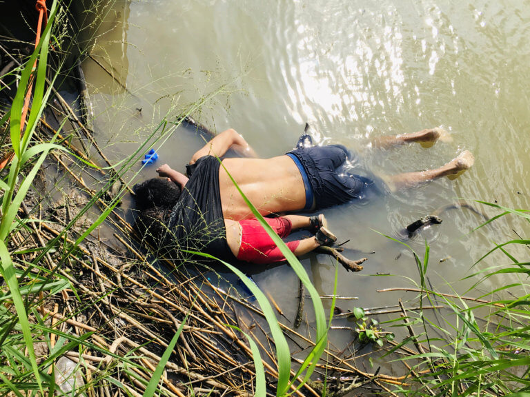 Η σοκαριστική φωτογραφία στα σύνορα ΗΠΑ – Μεξικού: Πατέρας και κόρη πνίγηκαν αγκαλιασμένοι