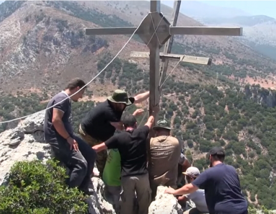 Κουβάλησαν στα χέρια σταυρό 100 κιλών και τον τοποθέτησαν στην κορυφή του βουνού στην Κρήτη