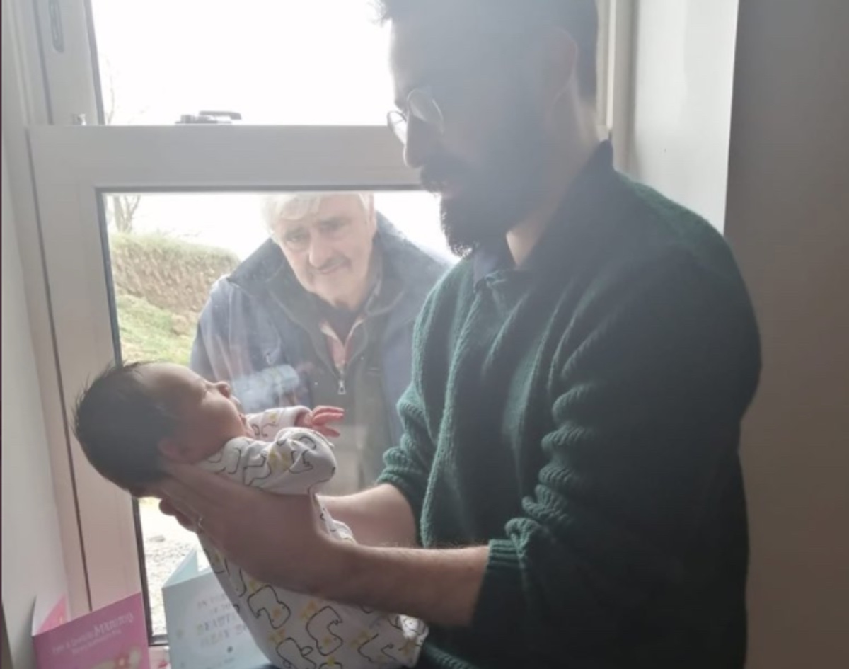 Ραγίζει καρδιές Παππούς που βλέπει το νεογέννητο εγγονό του πίσω από ένα τζάμι