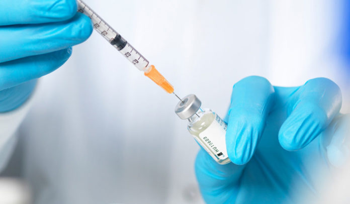 Γιατρός έκανε εικονικούς εμβολιασμούς σε αρνητές – Εξαφανίστηκε και αναζητείται