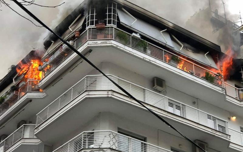 Θανατηφόρα φωτιά σε διαμέρισμα με 2 νεκρούς στη Θεσσαλονίκη (ΦΩΤΟ + VIDEO)