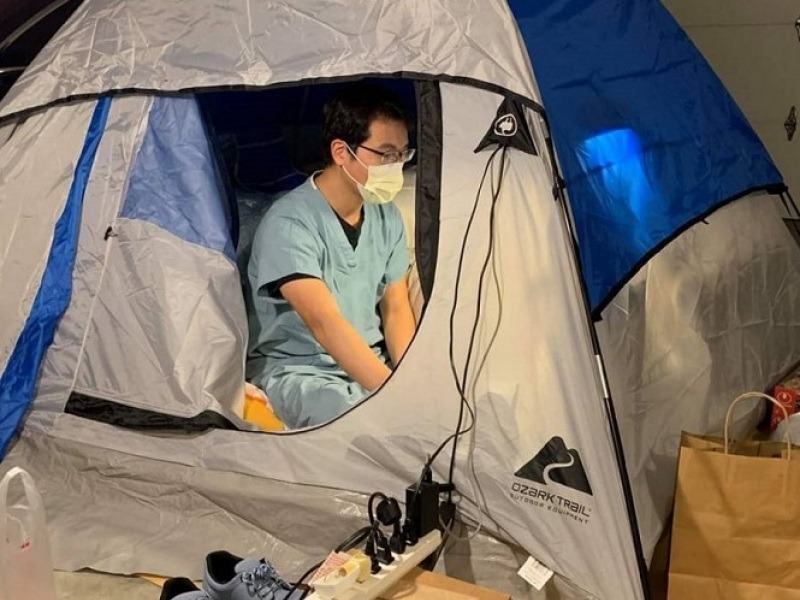 Γιατρός μένει σε γκαράζ για να μην κινδυνεύσει η οικογένειά του λόγω Κορωνοϊού