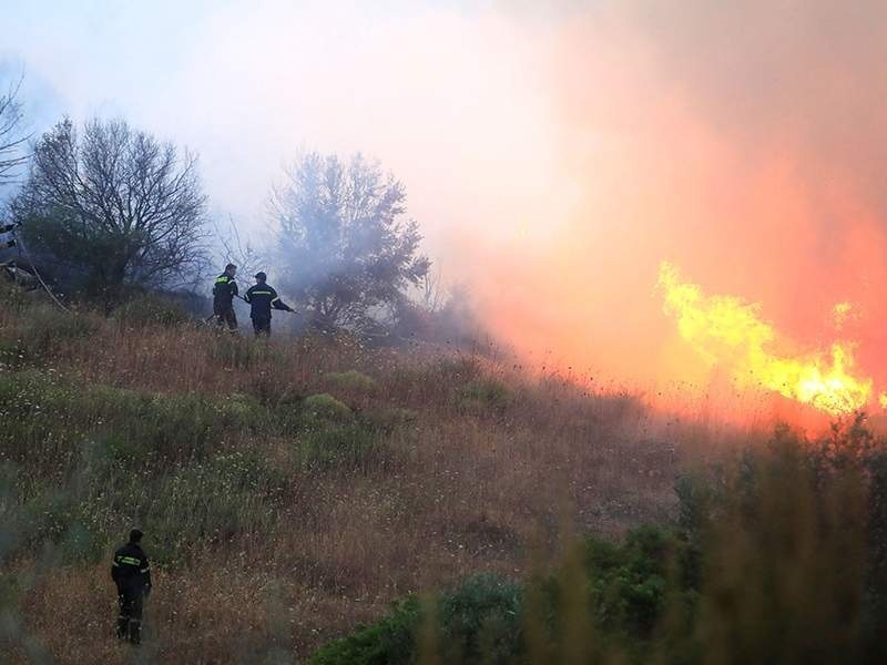 Μάχη με τη φωτιά και τους ισχυρούς νοτιάδες δίνουν οι πυροσβέστες στο Αμάρι