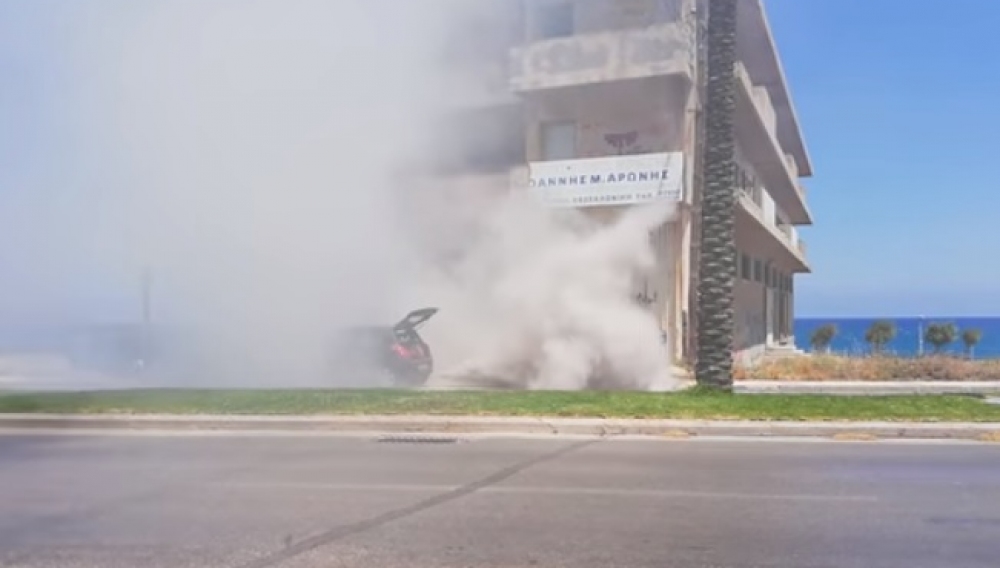 Αυτοκίνητο «Άρπαξε φωτιά» στην παραλιακή οδό! (βίντεο)