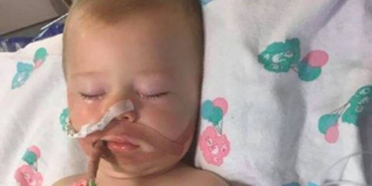 Μάχη για να κρατηθεί στη ζωή δίνει μωρό που έφαγε ταμπλέτα απορρυπαντικού