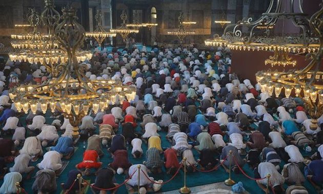 3.000 Τούρκοι κόλλησαν κορωνοϊό στην πρώτη προσευχή στην Αγία Σοφία