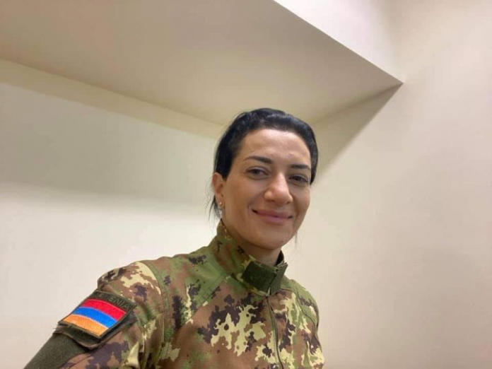 Η σύζυγος του πρωθυπουργού της Αρμενίας με στρατιωτική στολή και το μήνυμα στο γιό της που πολεμά