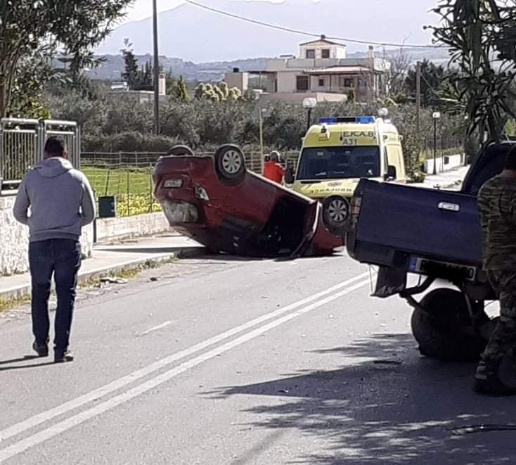 Σφοδρή σύγκρουση οχημάτων έξω από σχολείο στην Κρήτη (εικόνες)