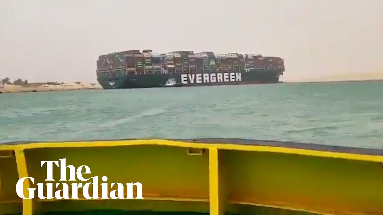 Γιγαντιαίο πλοίο προσάραξε και την έκλεισε την Διώρυγα του Σουέζ Video