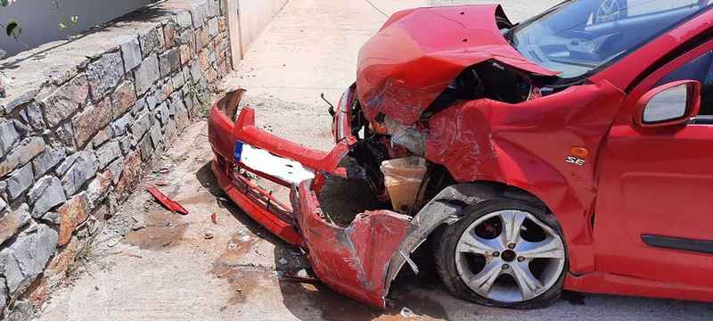 Αυτοκίνητο στην Κρήτη «καρφώθηκε» σε τοιχίο – Στο νοσοκομείο η οδηγός