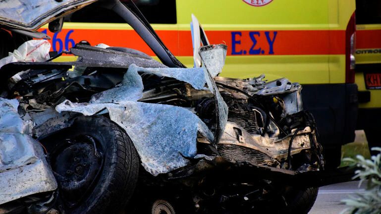 Φονική σύγκρουση αυτοκίνητου με φορτηγό – Ένας νεκρός και δύο τραυματίες