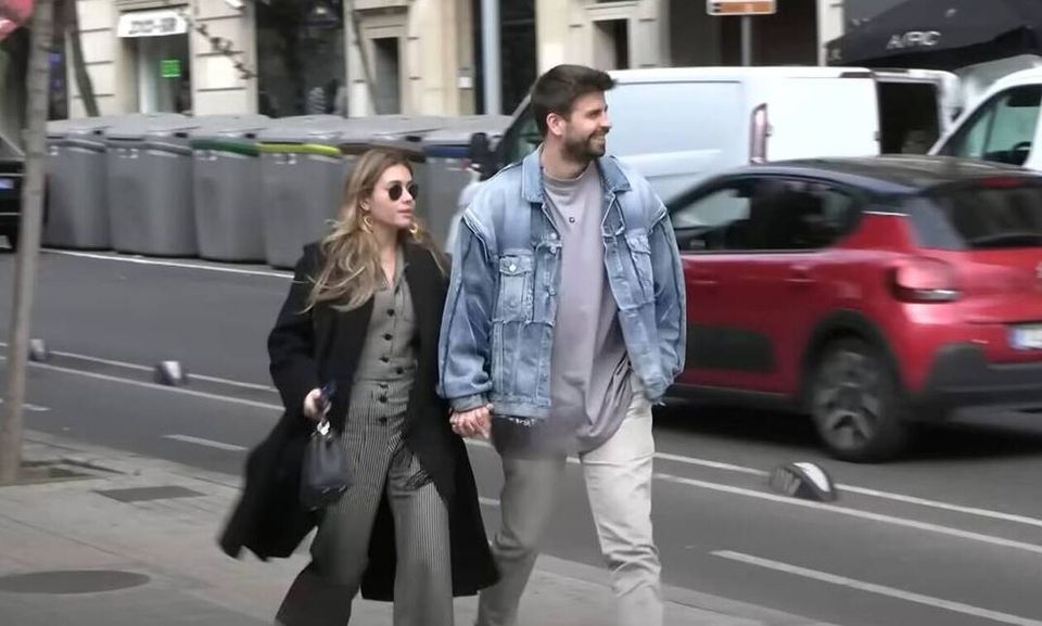 Ο Πικέ βγήκε βόλτα με την Κλάρα στη Βαρκελώνη κι εκείνη «έσκασε» πάνω σε διαφημιστική πινακίδα (vids)