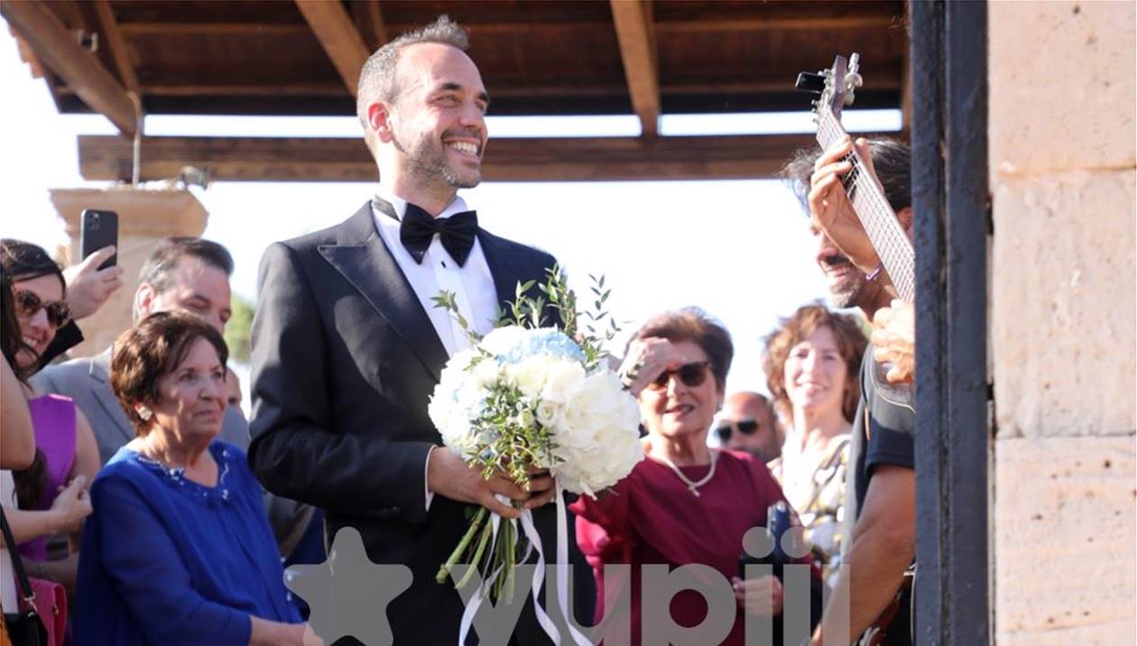 Πάνος Μουζουράκης: Ο γάμος του τραγουδιστή στην Αίγινα (vid)