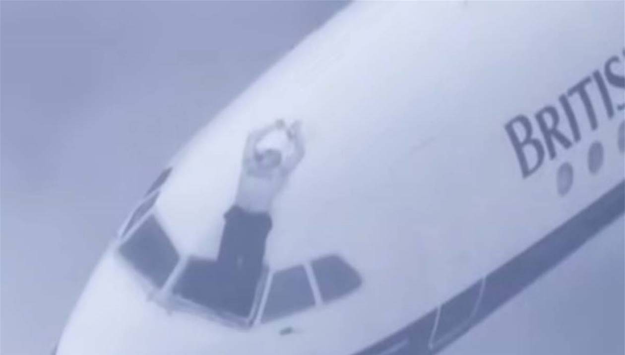 Απίστευτη πτήση: Πιλότος έσπασε το τζάμι και κρεμόταν στο κενό για 20’ χωρίς να τον ρουφήξει η δίνη (vid)