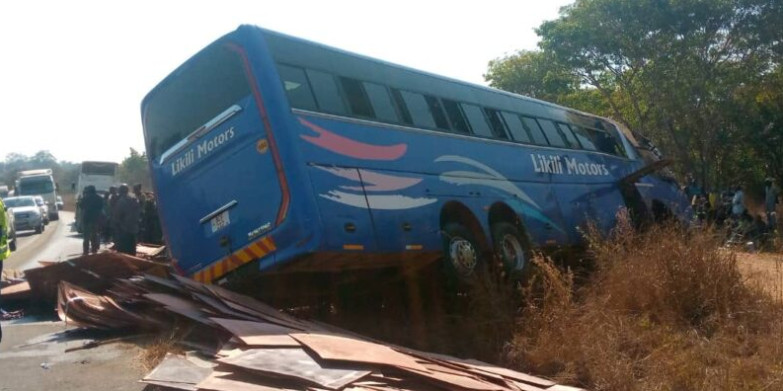 Τέσσερις νεκροί και 25 τραυματίες από τη σύγκρουση λεωφορείου με φορτηγό