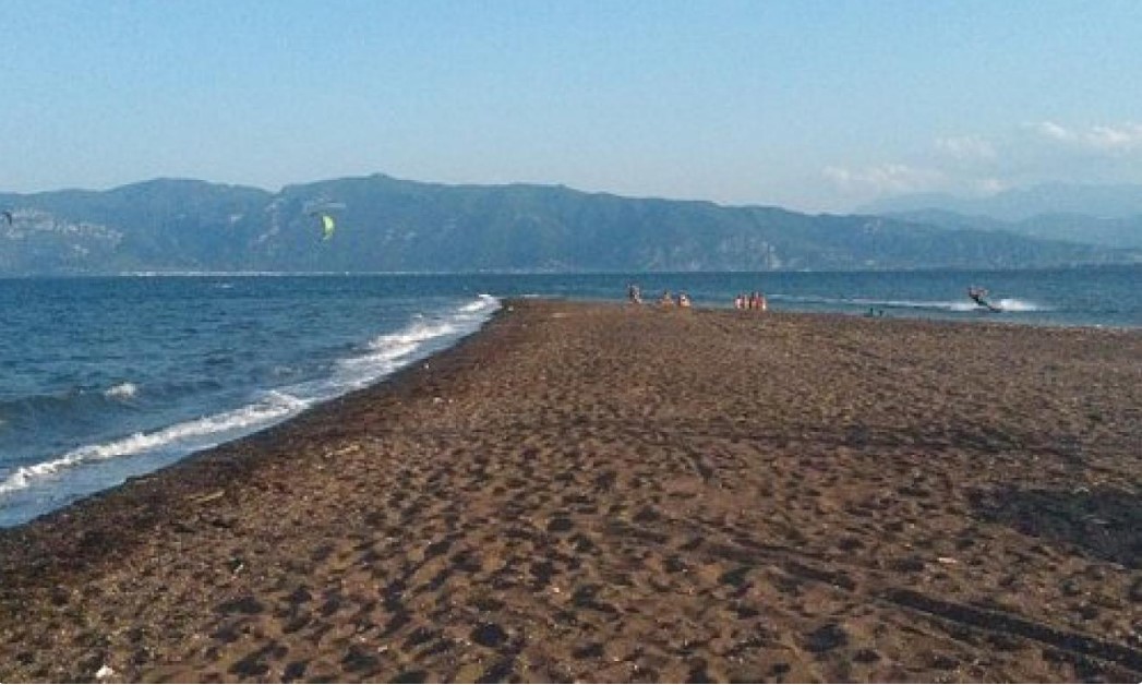 50χρονος προσπάθησε να σώσει γυναίκα στη θάλασσα και πνίγηκαν και οι δύο (βίντεο)