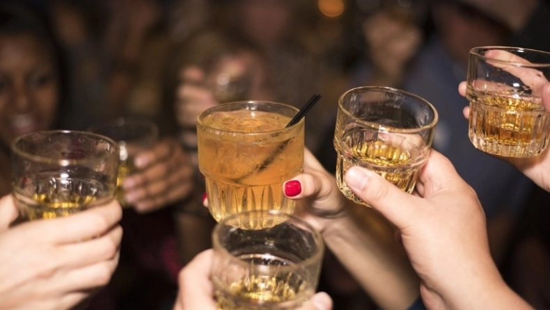 Λουκέτο σε 28 μπαρ στην Κέρκυρα: Σέρβιραν σφηνάκια με ποτά από… ποτήρια άλλων