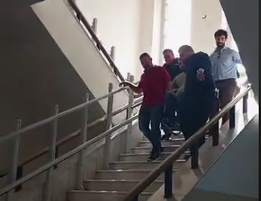 Τραγικές εικόνες: Στα Δικαστήρια Ηρακλείου ανεβοκατεβάζουν τους ΑμεΑ με τα χέρια λόγω έλλειψης συντήρησης ειδικού μηχανήματος