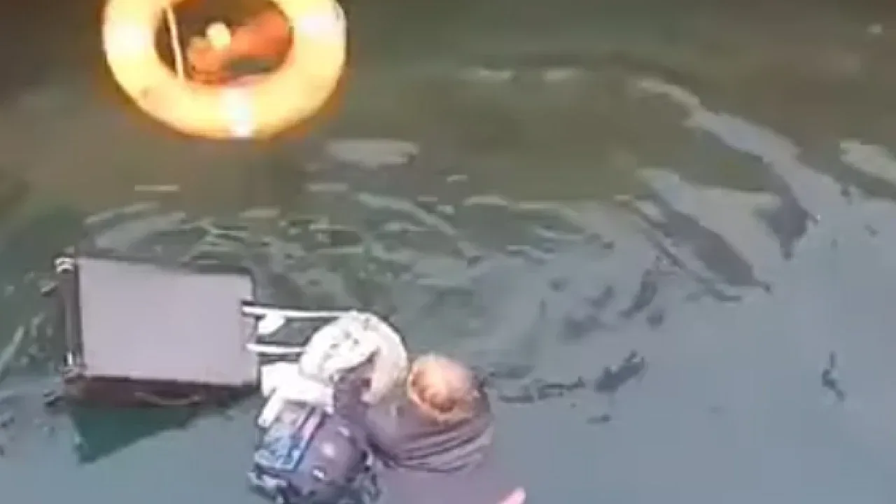 Πειραιάς: 71χρονη προσπάθησε να… σώσει τη βαλίτσα της και κατέληξε στα νερά του λιμανιού – Δείτε τη διάσωσή της (vid)