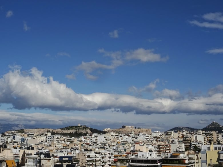 Λίγες νεφώσεις, τοπικά αυξημένες στα ηπειρωτικά τις θερμές ώρες της ημέρας – News.gr