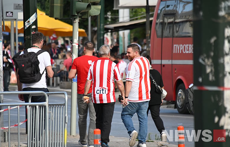 Γεμίζει η Νέα Φιλαδέλφεια από οπαδούς του Ολυμπιακού και της Φιορεντίνα – Εικόνες