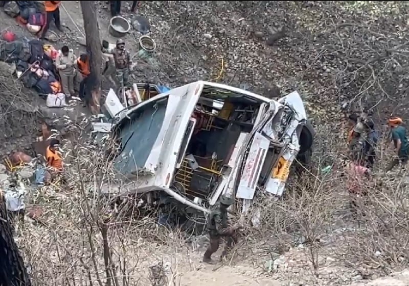 Τουλάχιστον 21 άνθρωποι έχασαν τη ζωή τους όταν λεωφορείο κατέπεσε σε φαράγγι – News.gr