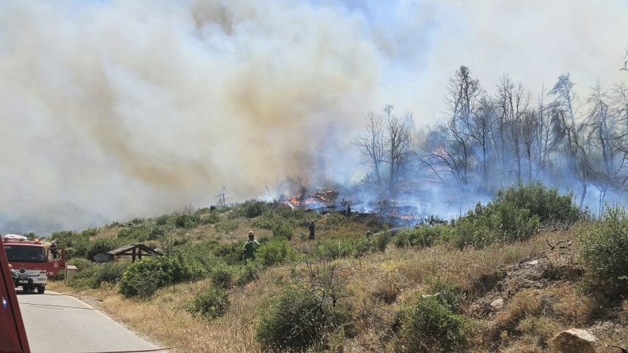 Φωτιά στο Κατσιμίδι Πάρνηθας- Μεγάλη κινητοποίηση επίγειων και εναέριων μέσων