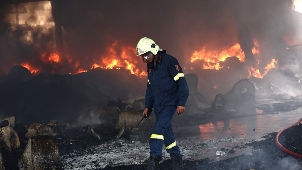 Φωτιά Κάτω Κηφισιά: Απόκοσμες εικόνες από τη μάχη με τις φλόγες στο εργοστάσιο – Δείτε βίντεο