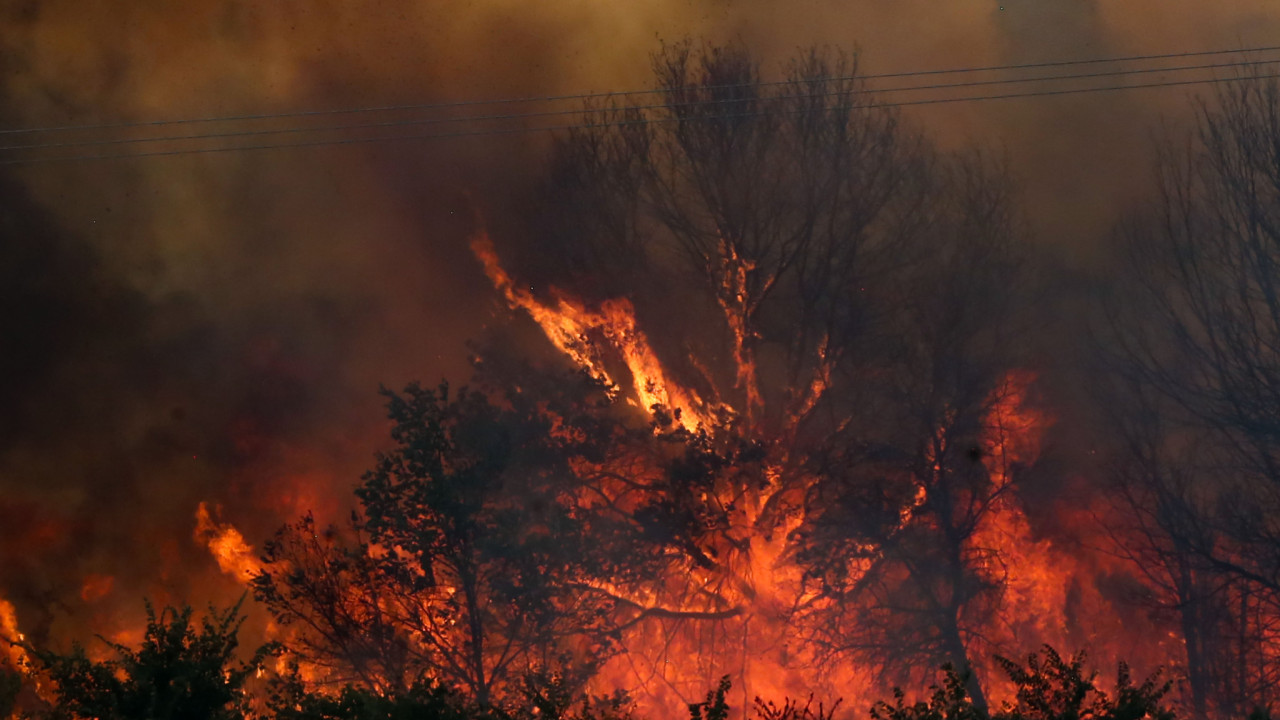 Μαίνεται με διάσπαρτες εστίες η φωτιά στην Αργολίδα