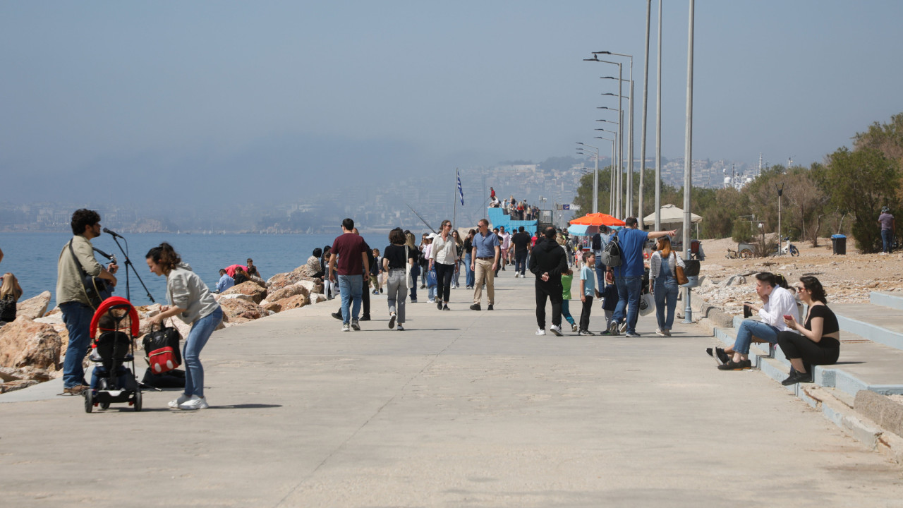 Καιρός: Λιγότερη ζέστη σήμερα Παρασκευή