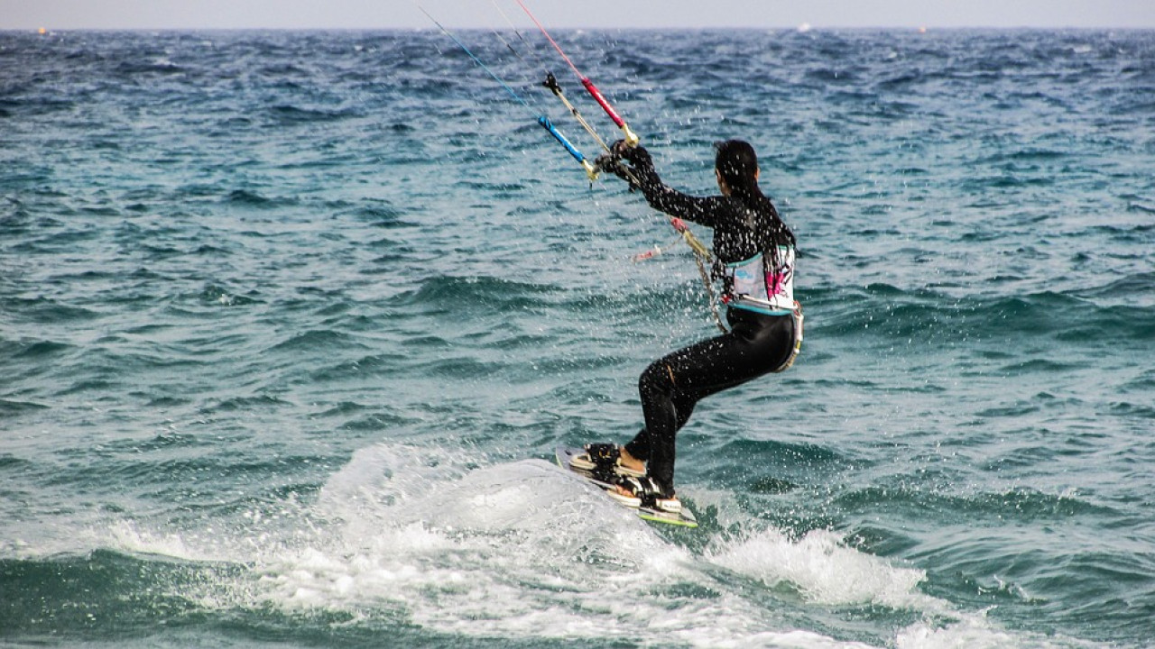 Ωρωπός: Τραυματίστηκε γυναίκα με kite surf- Αναποδογύρισε θαλάσσιο ποδήλατο με 5 άτομα