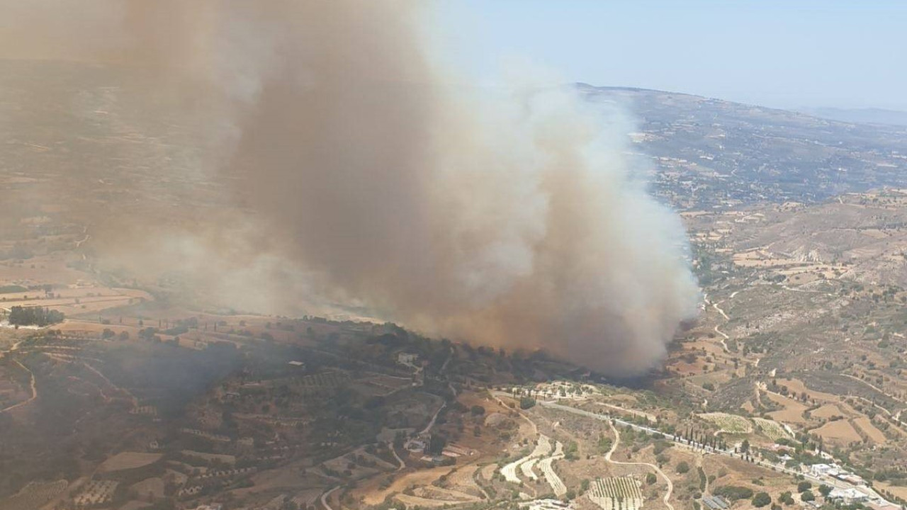 Κικίλιας: Με δύο Canadair συνδράμουμε την Κύπρο για τις πυρκαγιές στην Πάφο