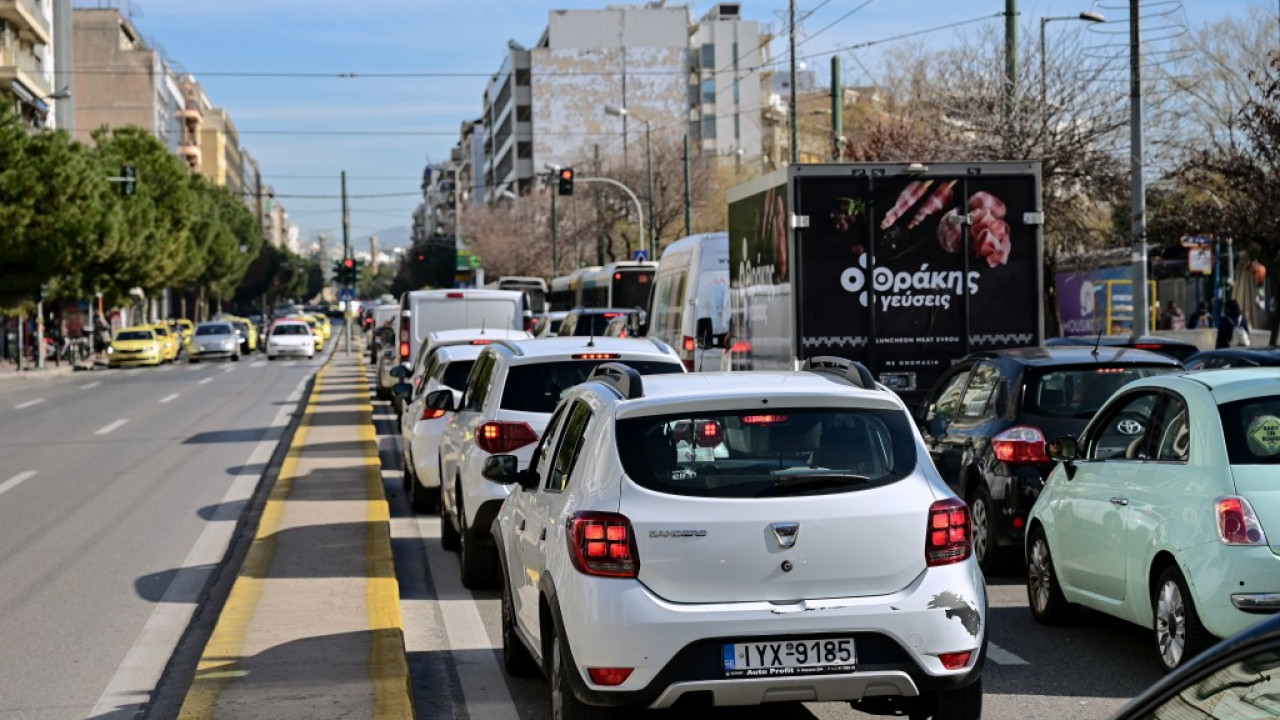 Κίνηση: Ουρά 14 χιλιομέτρων στην Κηφισού – Συμφόρηση στο Κερατσίνι