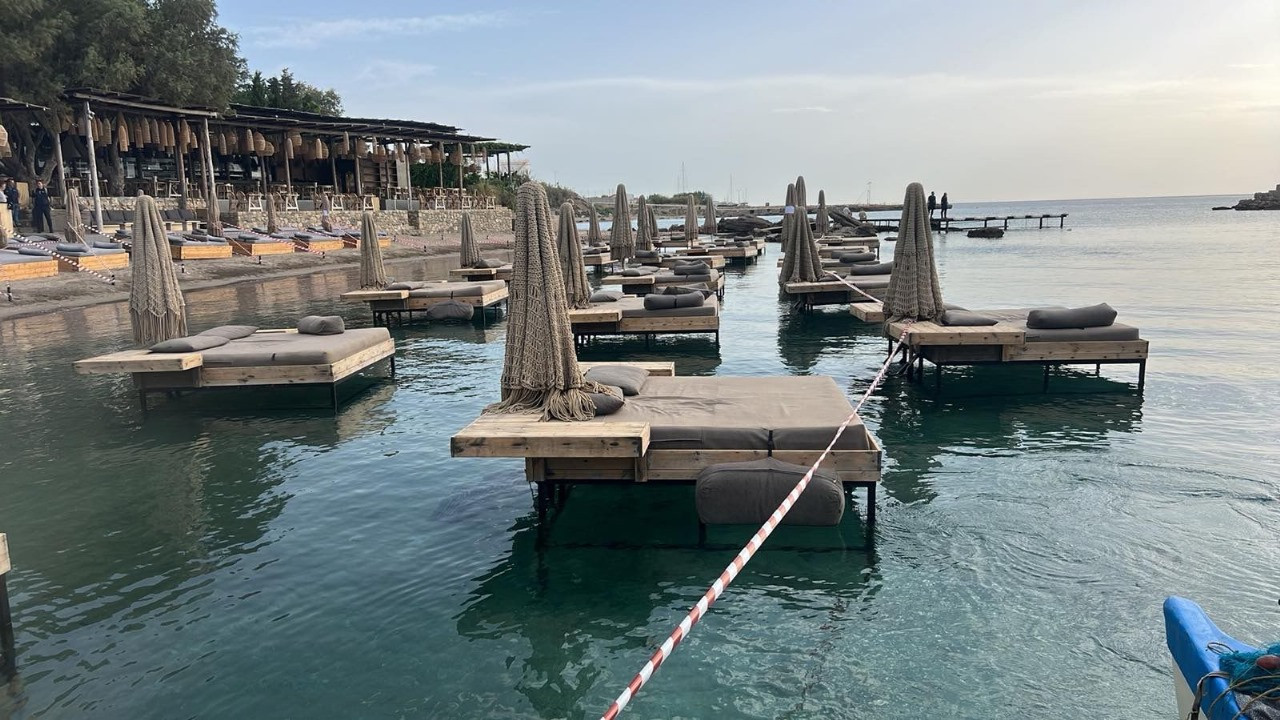 Ρόδος: Λουκέτο στο beach bar με τις ξαπλώστρες – κρεβάτια στη θάλασσα