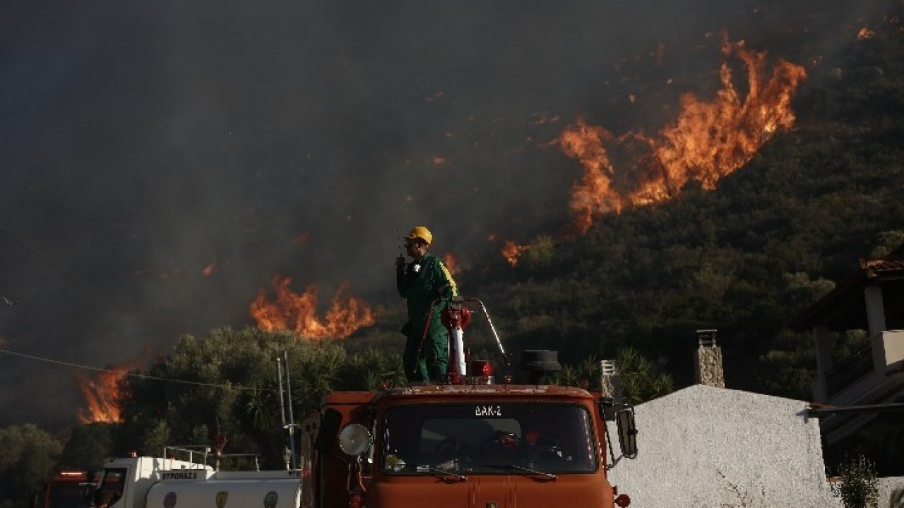 Πυροσβεστική: 2 συλλήψεις για πρόκληση πυρκαγιών σε Νάξο και Φωκίδα