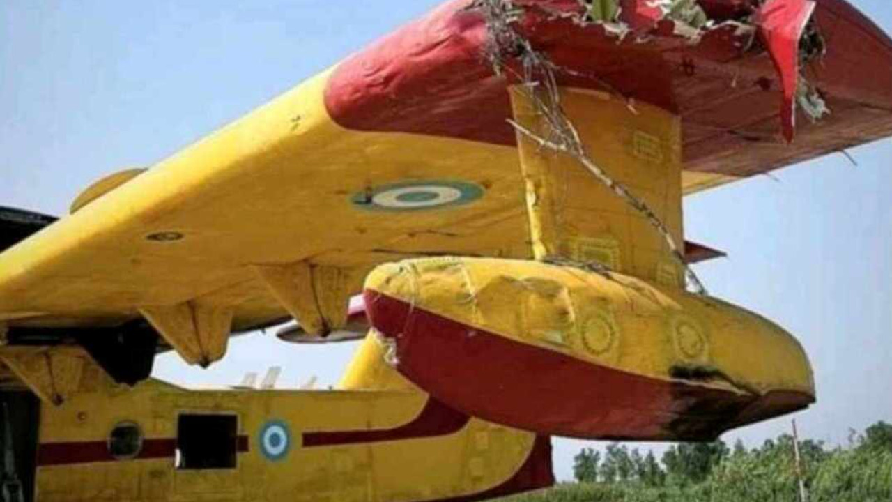 Canadair: Φωτογραφία ντοκουμέντο από το χτυπημένο φτερό κατά την κατάσβεση στη Ναυπακτία