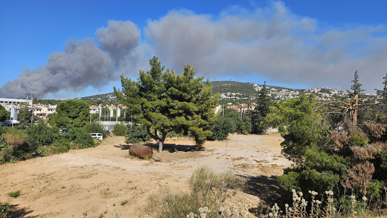 Σε κατοικημένη περιοχή η φωτιά στη Σταμάτα Διονύσου – Πέντε μηνύματα από το 112 – Μαίνεται η πυρκαγιά στην Κερατέα 