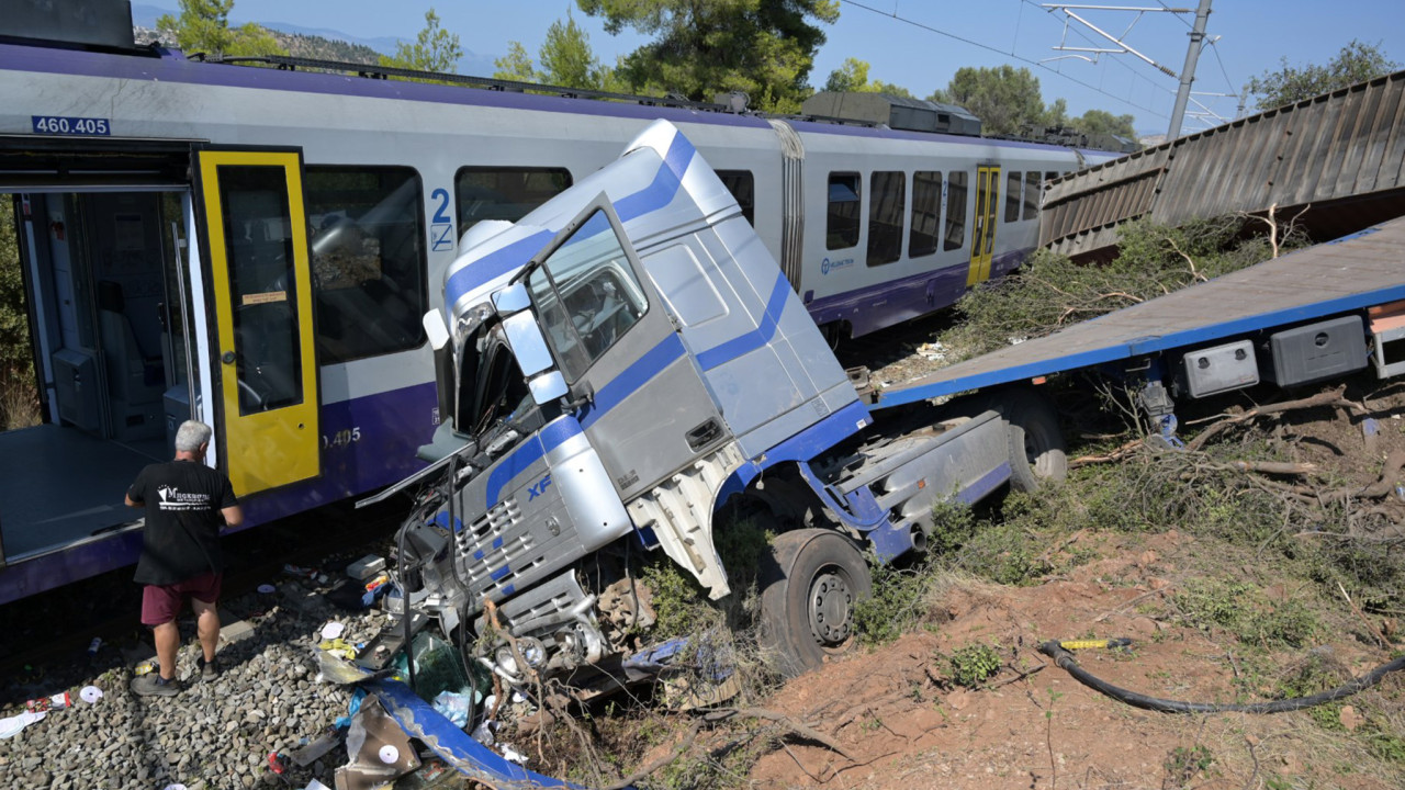 Σύγκρουση φορτηγού με τρένο στην Αυλίδα: Τι υποστήριξε ο οδηγός της νταλίκας