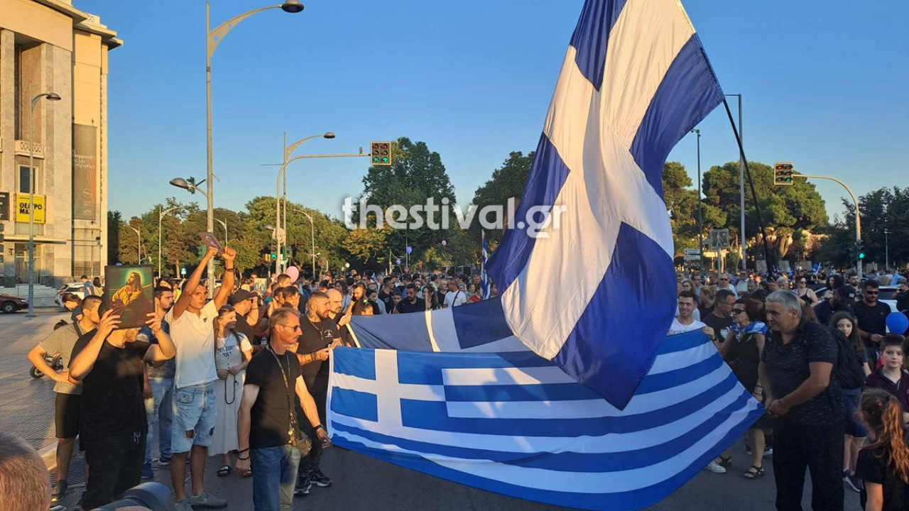 Θεσσαλονίκη: Με εικόνες Αγίων και ελληνικές σημαίες η πορεία για το Family Pride