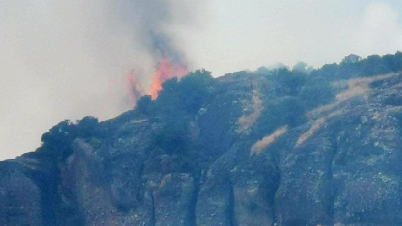 Φωτιά σε βράχο στα Μετέωρα – Δείτε βίντεο, φωτογραφίες 