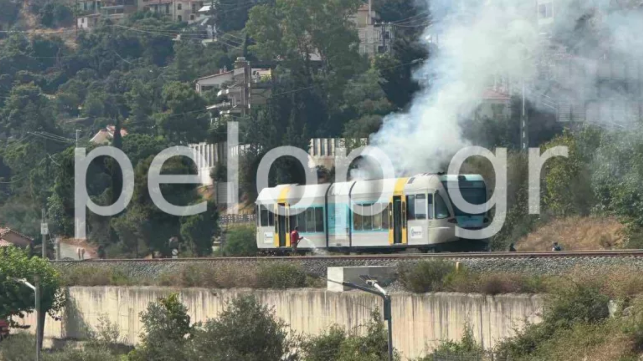 Φωτιά σε βαγόνι του προαστιακού στην Ακράτα – Δείτε φωτογραφίες