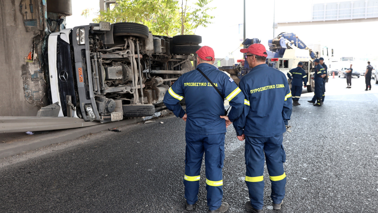 Κηφισός: Ανατροπή φορτηγού στο ύψος της λαχαναγοράς του Ρέντη