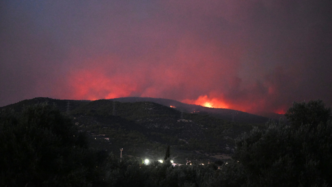 Διάσπαρτες εστίες φωτιάς σε Εύβοια και Ρέθυμνο