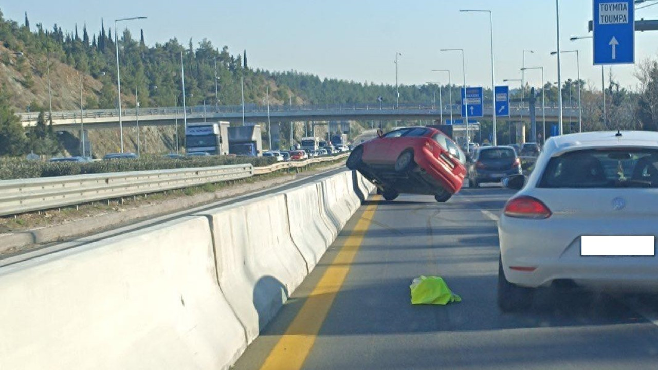 Καραμπόλα τριών οχημάτων στον Περιφερειακό Θεσσαλονίκης -Mποτιλιάρισμα στο ρεύμα προς ανατολικά