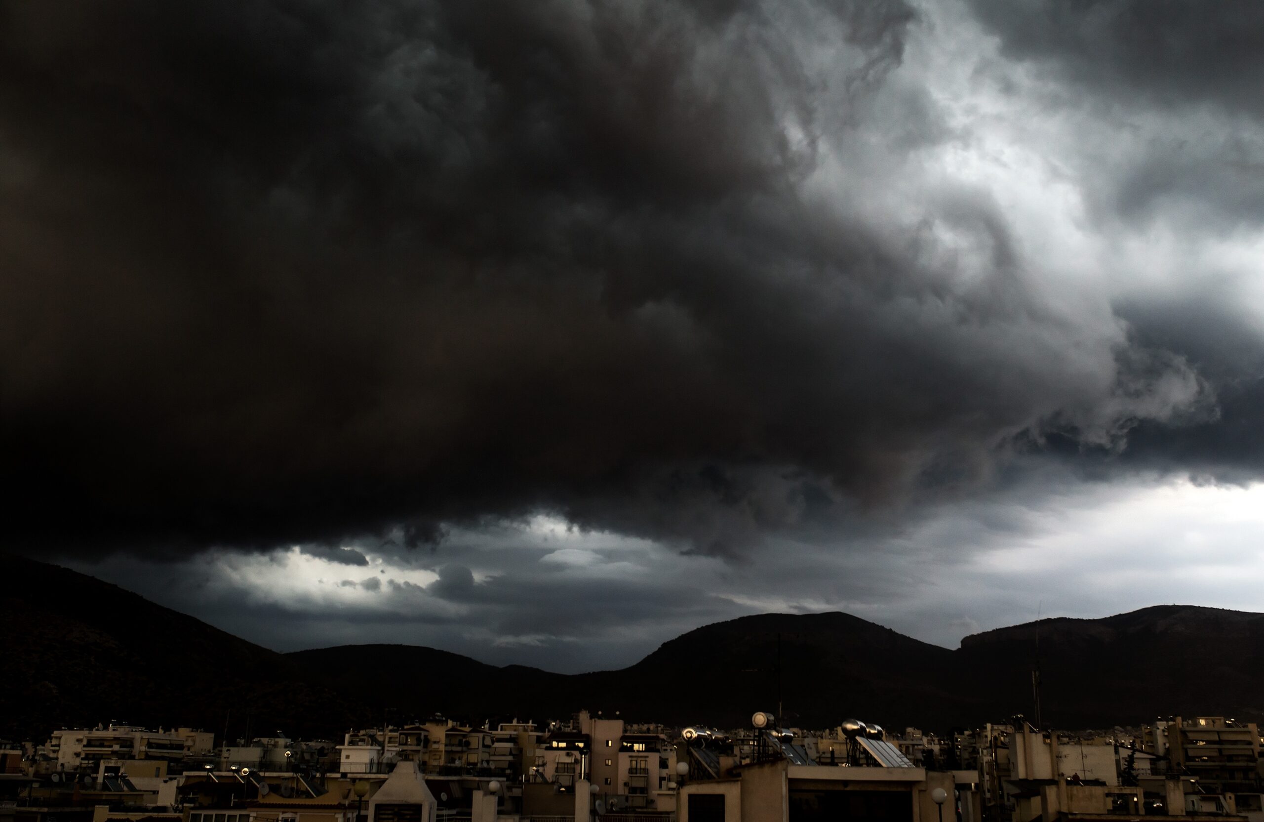 Καιρός: Κυριακή με ισχυρές καταιγίδες, θυελλώδεις άνεμοι και πτώση της θερμοκρασίας – Πρόγνωση από την Α. Τυράσκη