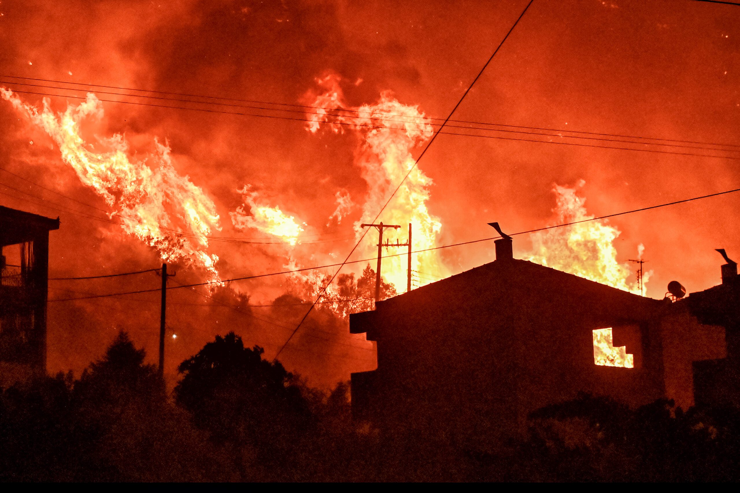 Φωτιά στην Κορινθία: Εφιαλτική νύχτα – Σοκάρουν οι φωτογραφίες