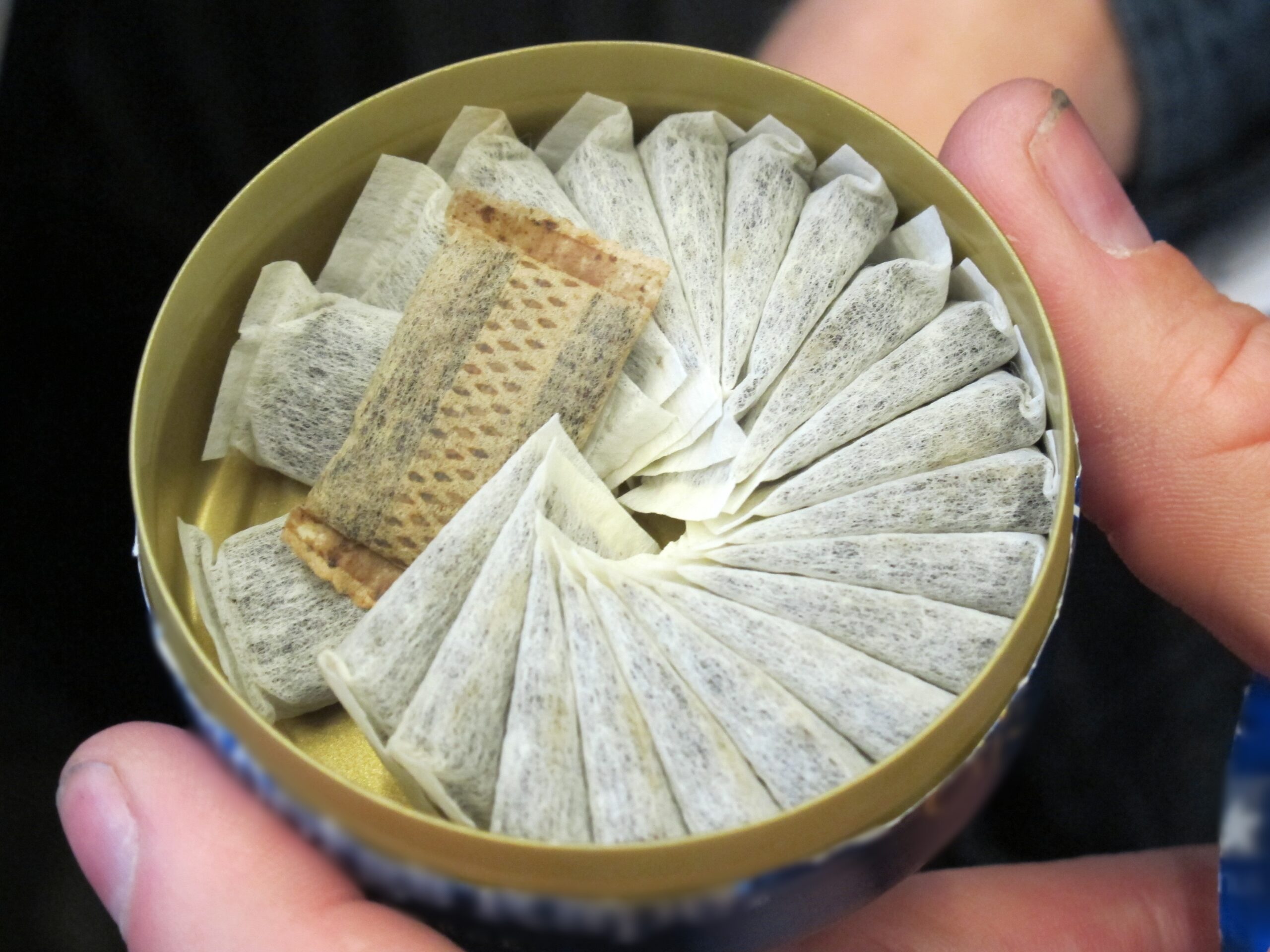 Snus: Η νέα εθιστική μόδα που απειλεί τη νεολαία