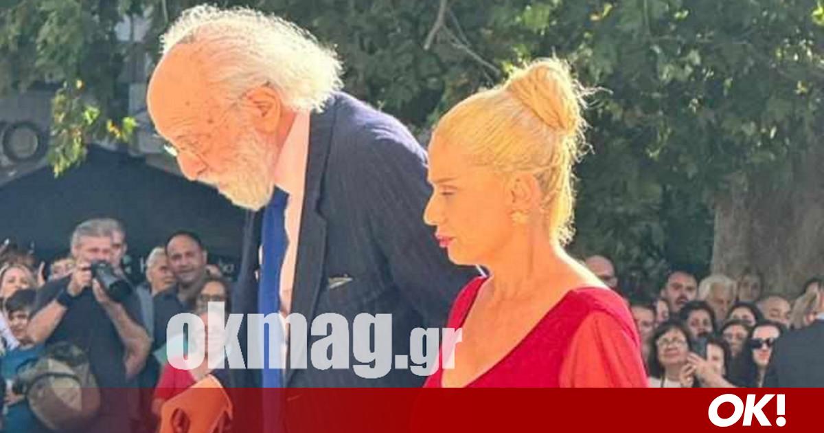 Τι φόρεσε η συνοδός του στον γάμο της Θεοδώρας και του Μάθιου Κουμάρ