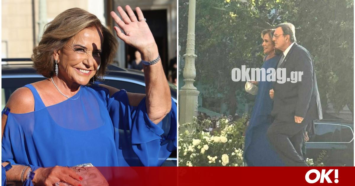 Ντόρα Μπακογιάννη: Με εντυπωσιακό μπλε ρουά φόρεμα στον γάμο της Θεοδώρας με τον Μάθιου Κουμάρ