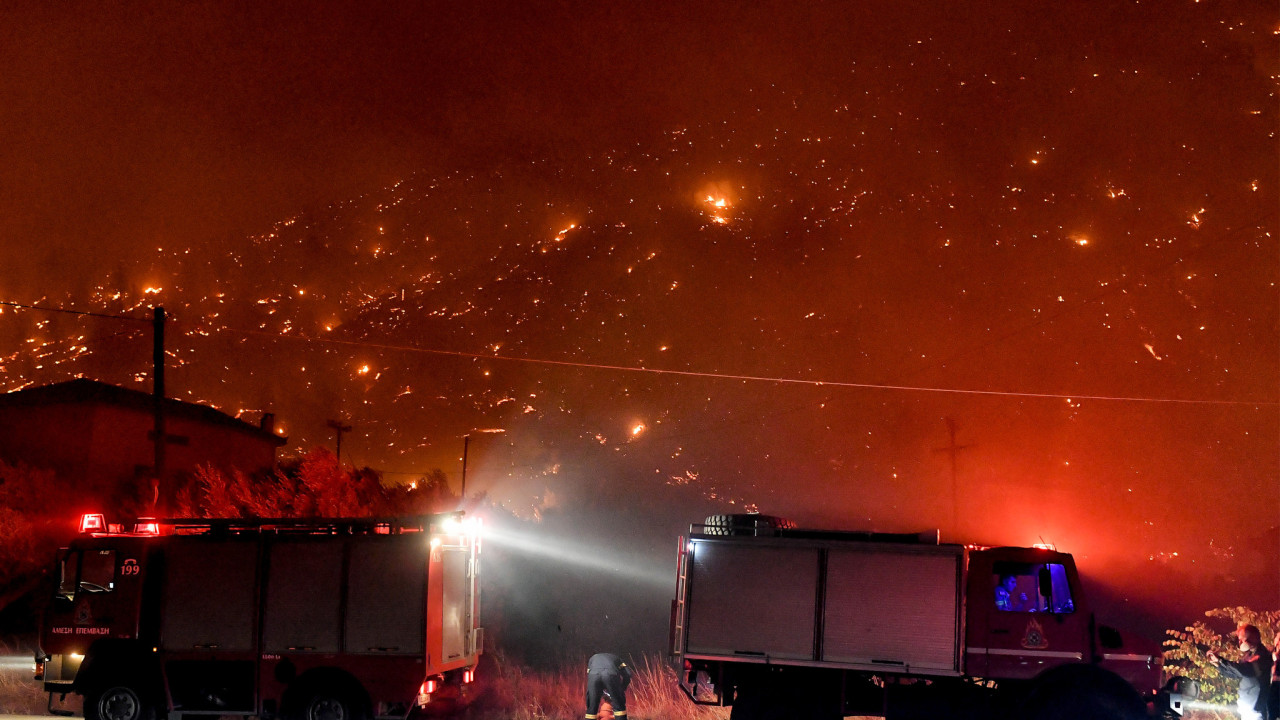 Δύσκολη και η αποψινή νύχτα για το Ξυλόκαστρο: Εξαπλώνεται η φωτιά